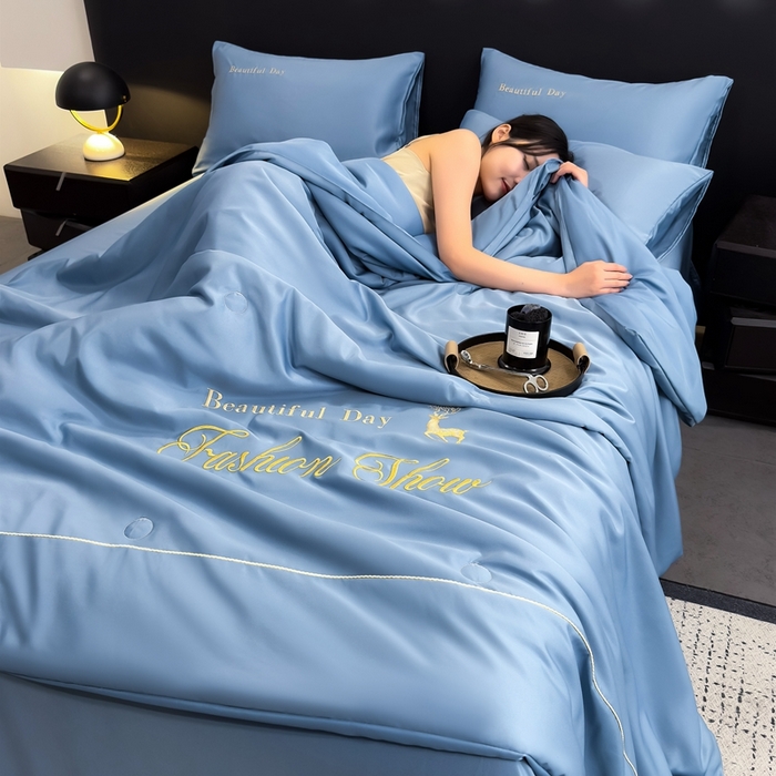 91家纺网 家纺一手货源 找家纺 卡罗兰 2025新款水洗天丝夏凉被空调被水洗真丝夏被四件套-森旅迷鹿 森旅迷鹿-宾利蓝