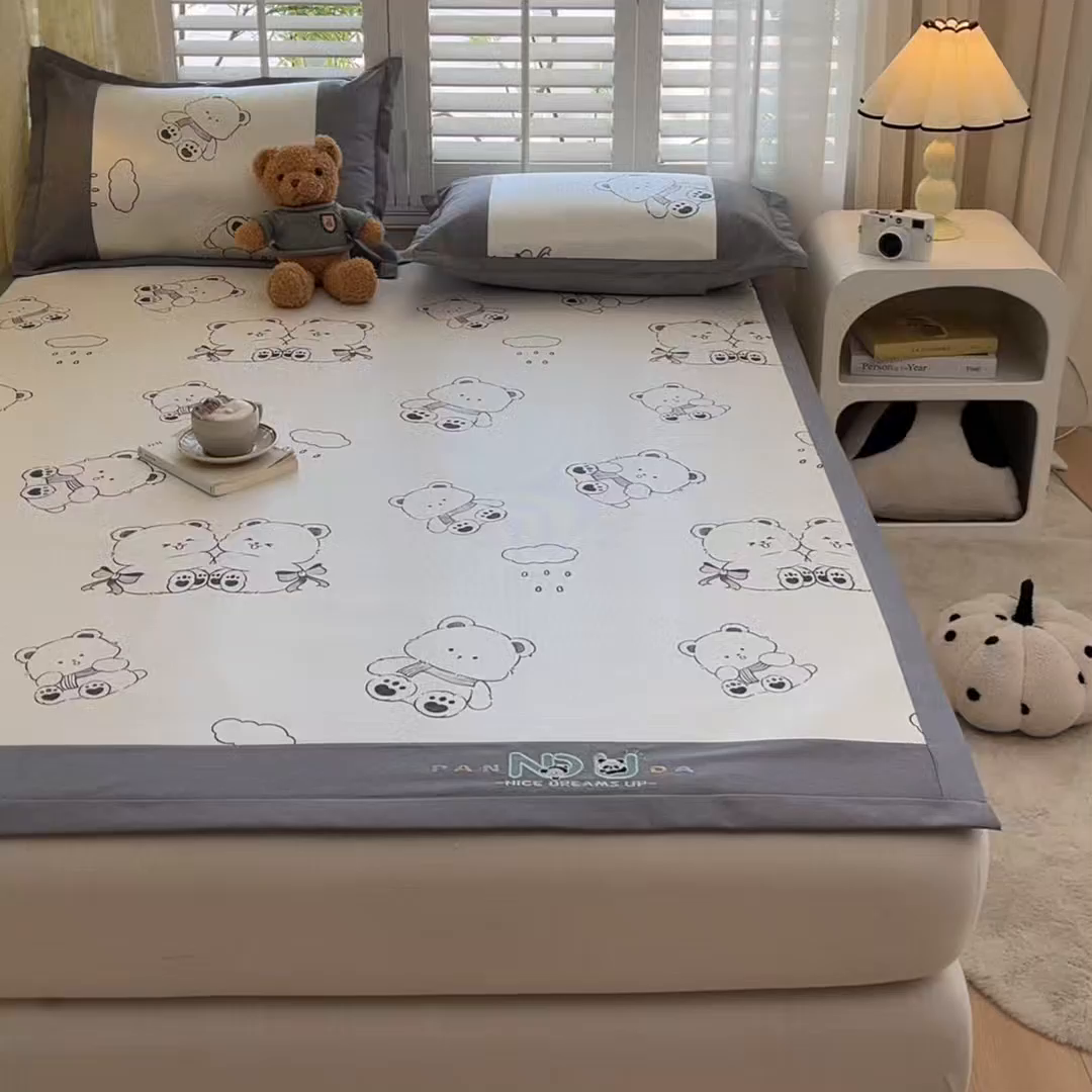 91家纺网 家纺一手货源 找家纺 阿亮家居 2025新款印花冰藤席系列 快乐熊