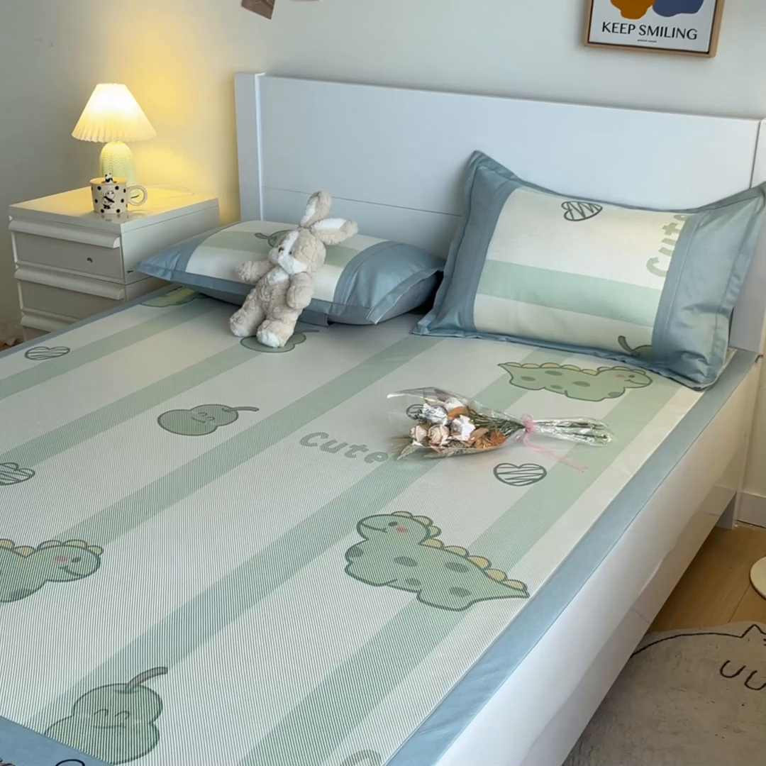 91家纺网 家纺一手货源 找家纺 阿亮家居 2025新款印花冰藤席系列 小恐龙