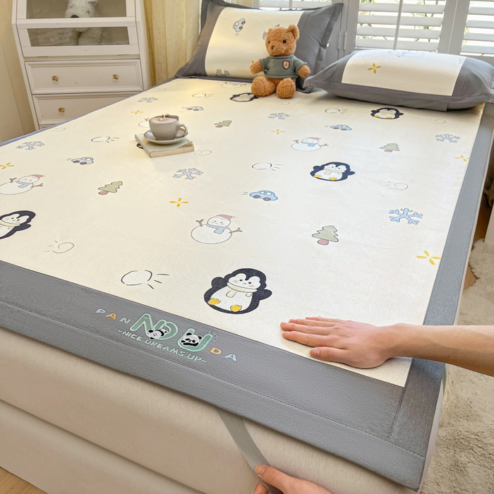 91家纺网 家纺一手货源 找家纺 阿亮家居 2025新款印花冰藤席系列 小企鹅