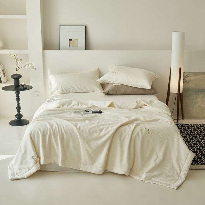 91家纺网 家纺一手货源 找家纺 寐绸家纺 2025新款纯棉水洗棉三层提花大豆纤维夏被四件套 曲线条-雅白