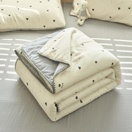 91家纺网 家纺一手货源 找家纺 寐绸家纺 2025新款纯棉双层纱印花大豆纤维夏被四件套 双层纱-爱心