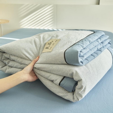 91家纺网 家纺一手货源 找家纺 寐绸家纺 2025新款纯棉水洗棉细条宽边大豆纤维夏被四件套 密条-牛仔蓝