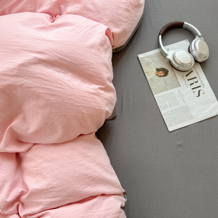 91家纺网 家纺一手货源 找家纺 冕悠家纺 2025新款A类105克超柔褶皱水洗棉拼色四件套 樱花粉+岩灰