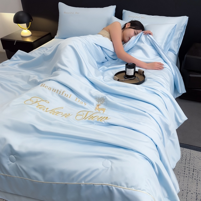 91家纺网 家纺一手货源 找家纺 卡罗兰 2025新款水洗天丝夏凉被空调被水洗真丝夏被四件套-森旅迷鹿 森旅迷鹿-天空蓝