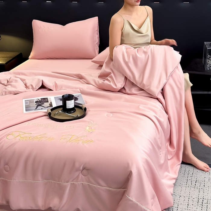 91家纺网 家纺一手货源 找家纺 卡罗兰 2025新款水洗天丝夏凉被空调被水洗真丝夏被四件套-森旅迷鹿 森旅迷鹿-樱花粉