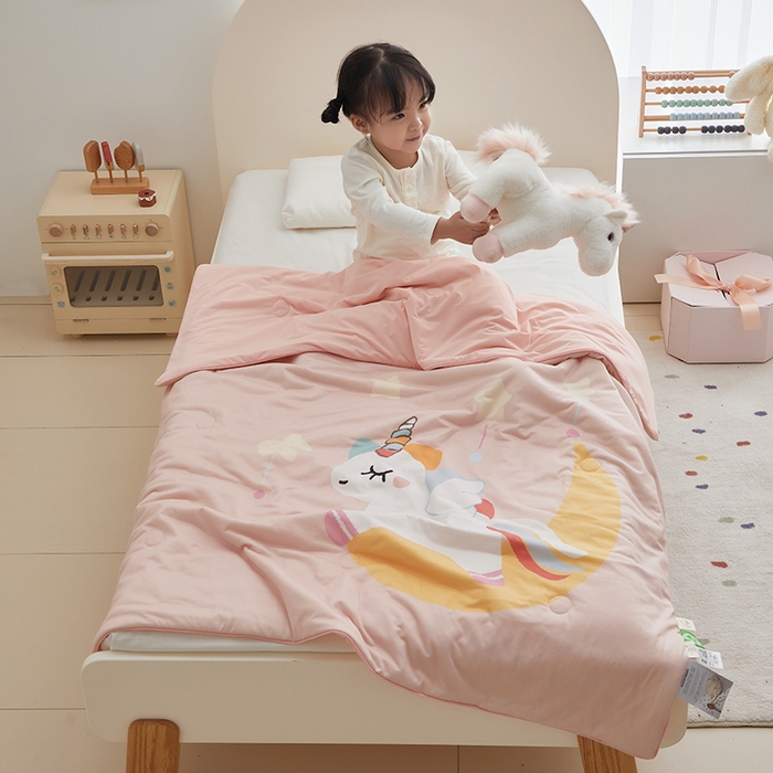 91家纺网 家纺一手货源 找家纺 荷马之梦 2025新款大版针织棉凉感丝AB版大豆儿童夏被 月亮独角兽