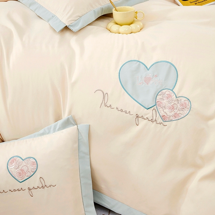 91家纺网 家纺一手货源 找家纺 卡迪亚家纺 2025新款加厚柔肤棉贴布绣宽边双拼刺绣四件套-满心花园 满心花园-爱尔兰