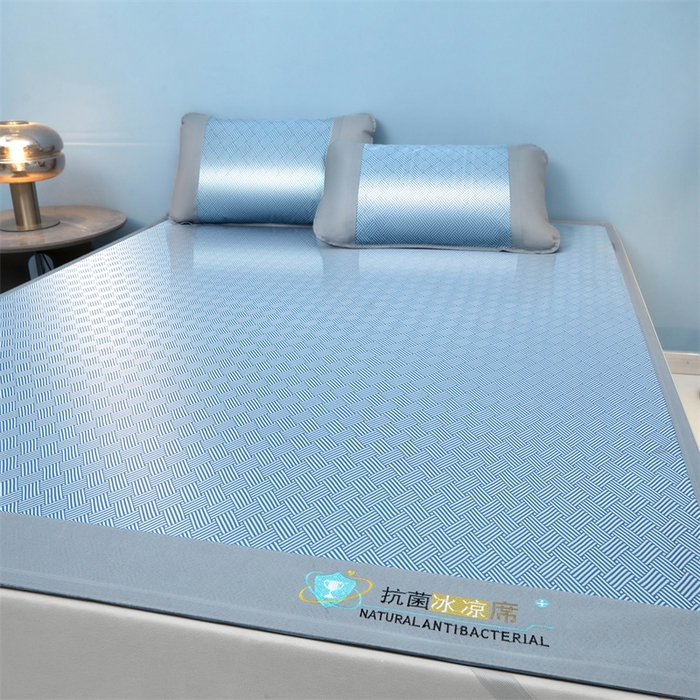 91家纺网 家纺一手货源 找家纺 阿亮家居 2025新款凉席抗菌刺绣可水洗碳光冰丝席包边无纺布冰丝席 思绪 静谧蓝-床席款