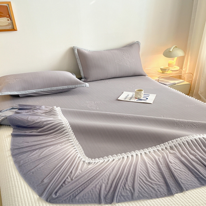 91家纺网 家纺一手货源 找家纺 安哆啦家纺 2025新款凉感冰豆豆花边凉席三件套系列 豆豆床裙-绅士灰