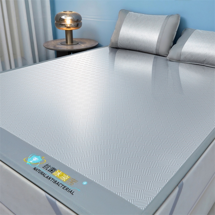 91家纺网 家纺一手货源 找家纺 2025新款凉席抗菌三明治可水洗碳光冰丝席宽边刺绣冰丝席 思绪 绅士灰-床席款