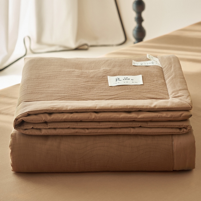 91家纺网 家纺一手货源 找家纺 寐绸家纺 2025新款纯棉水洗棉三层提花大豆纤维夏被四件套 曲线条-中咖