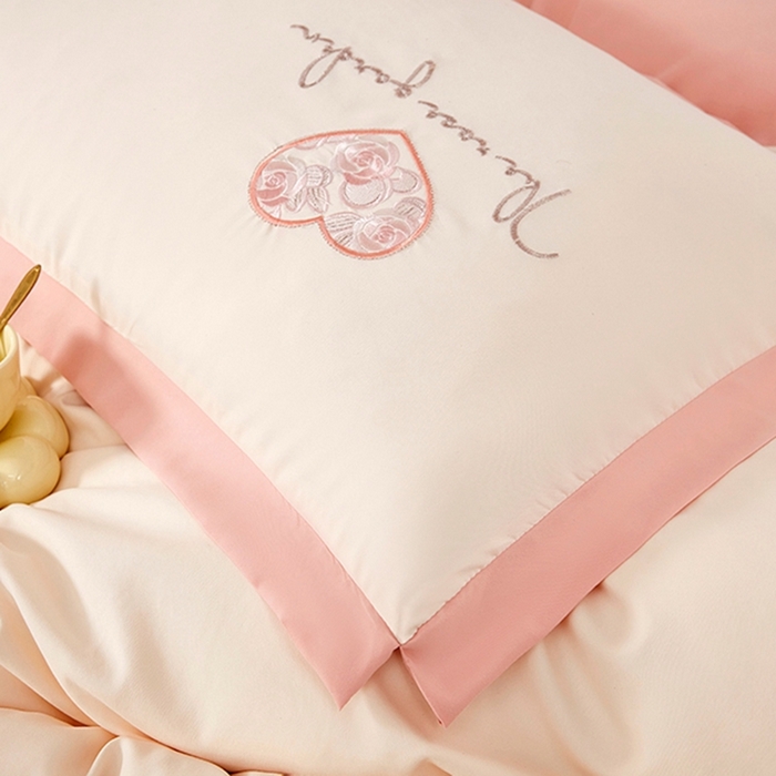 91家纺网 家纺一手货源 找家纺 卡迪亚家纺 2025新款加厚柔肤棉贴布绣宽边双拼刺绣四件套-满心花园 满心花园-玲珑玉