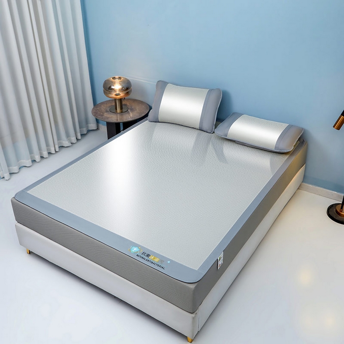 91家纺网 家纺一手货源 找家纺 2025新款凉席抗菌三明治可水洗碳光冰丝席宽边刺绣冰丝席 思绪 绅士灰-床笠款