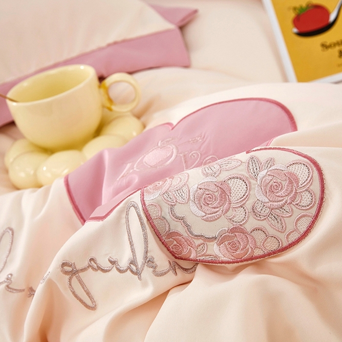 91家纺网 家纺一手货源 找家纺 卡迪亚家纺 2025新款加厚柔肤棉贴布绣宽边双拼刺绣四件套-满心花园 满心花园-蜜豆沙