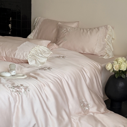 91家纺网 家纺一手货源 找家纺 鹿班家居 2025新款夏季60S莱赛尔精密刺绣四件套-春恋【标准会员-20元】 春恋-粉色