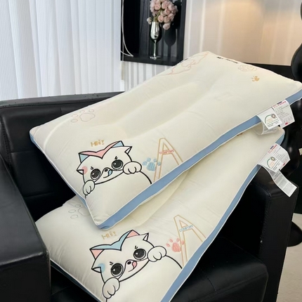 91家纺网 家纺一手货源 找家纺 （总）轩琪家纺 2025新款呆萌猫咪枕头枕芯 (总) 轩琪家纺 2025希尔顿枕芯希尔顿枕头新款羽丝绒五星级酒店枕头枕芯，扭花枕芯，跑量枕芯、高护颈不塌陷、扭花面包枕芯学生枕芯、助睡眠
