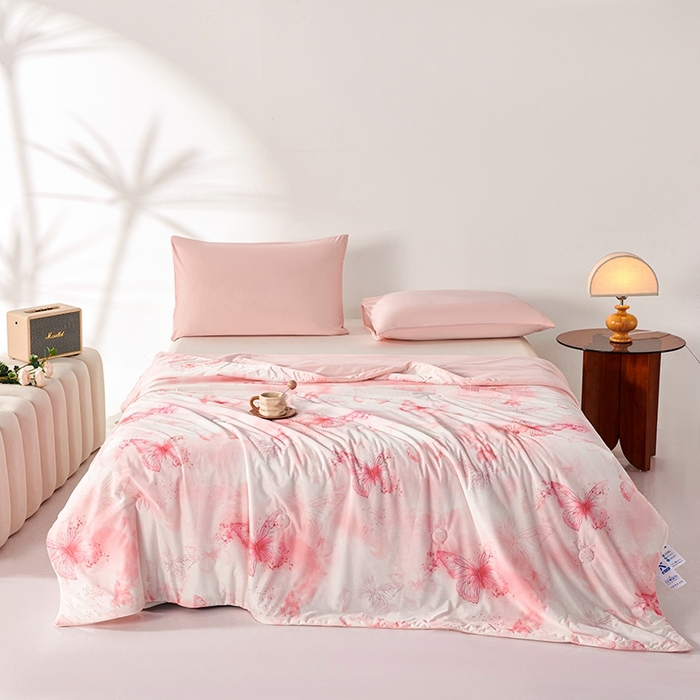 91家纺网 家纺一手货源 找家纺 缔锦家纺 2025新款凉感丝印花夏被 蝶恋-优雅粉