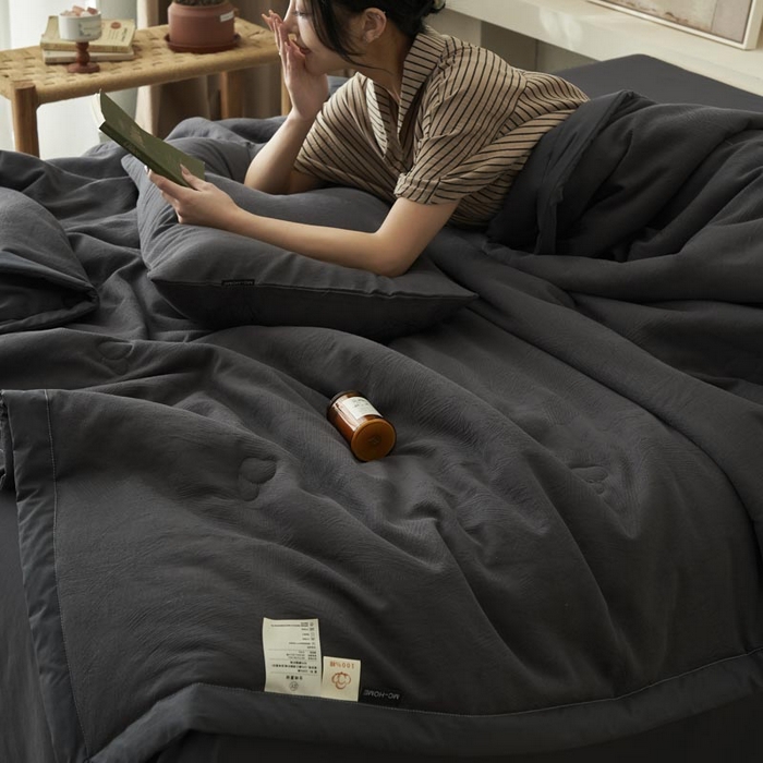 91家纺网 家纺一手货源 找家纺 寐绸家纺 2025新款纯棉水洗棉三层提花大豆纤维夏被四件套 肌理纹夏被-暗灰