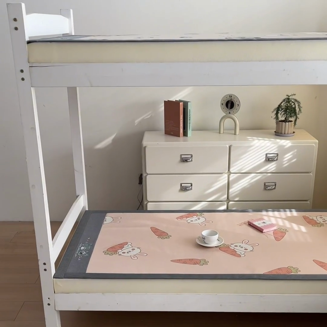 91家纺网 家纺一手货源 找家纺 2025新款印花冰藤凉席-学生款 萝卜兔