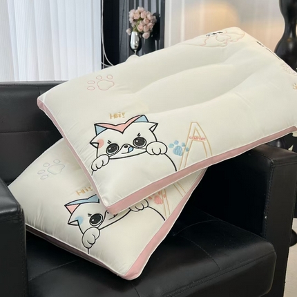 91家纺网 家纺一手货源 找家纺 （总）轩琪家纺 2025新款呆萌猫咪枕头枕芯 (总) 轩琪家纺 2025希尔顿枕芯希尔顿枕头新款羽丝绒五星级酒店枕头枕芯，扭花枕芯，跑量枕芯、高护颈不塌陷、扭花面包枕芯学生枕芯、助睡眠