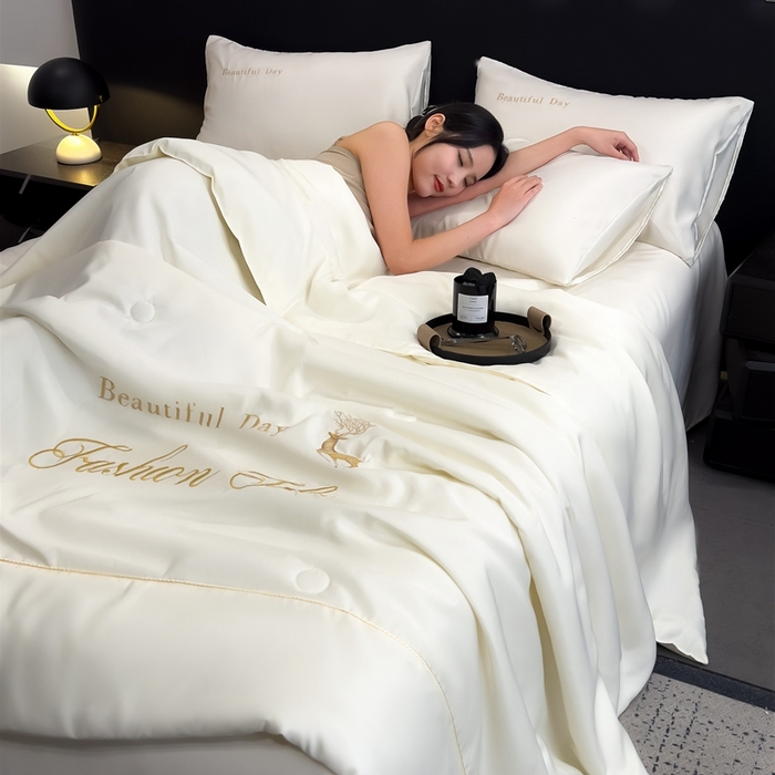 91家纺网 家纺一手货源 找家纺 卡罗兰 2025新款水洗天丝夏凉被空调被水洗真丝夏被四件套-森旅迷鹿 森旅迷鹿-奶昔白