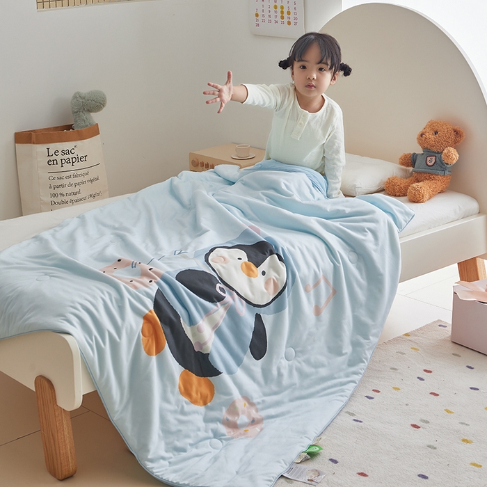 91家纺网 家纺一手货源 找家纺 荷马之梦 2025新款大版针织棉凉感丝AB版大豆儿童夏被 甜甜小企鹅