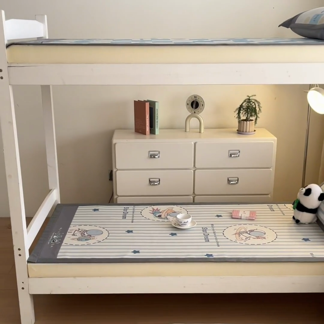 91家纺网 家纺一手货源 找家纺 2025新款印花冰藤凉席-学生款 太空人