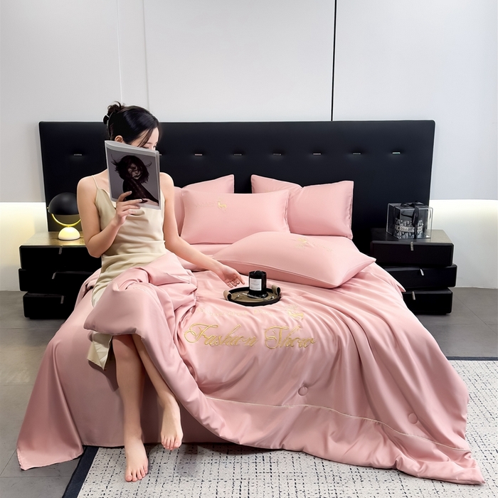 91家纺网 家纺一手货源 找家纺 卡罗兰 2025新款水洗天丝夏凉被空调被水洗真丝夏被四件套-森旅迷鹿 森旅迷鹿-樱花粉