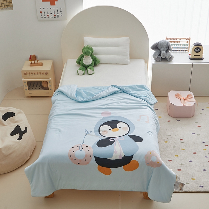 91家纺网 家纺一手货源 找家纺 荷马之梦 2025新款大版针织棉凉感丝AB版大豆儿童夏被 甜甜小企鹅