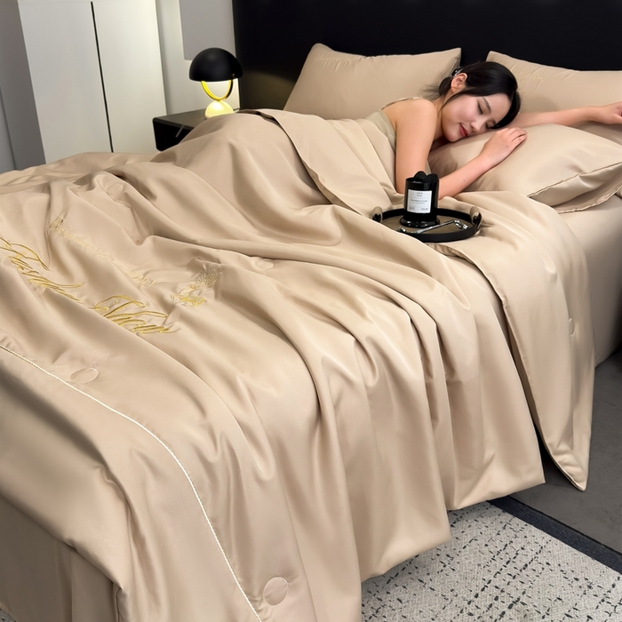 91家纺网 家纺一手货源 找家纺 卡罗兰 2025新款水洗天丝夏凉被空调被水洗真丝夏被四件套-森旅迷鹿 森旅迷鹿-香槟金