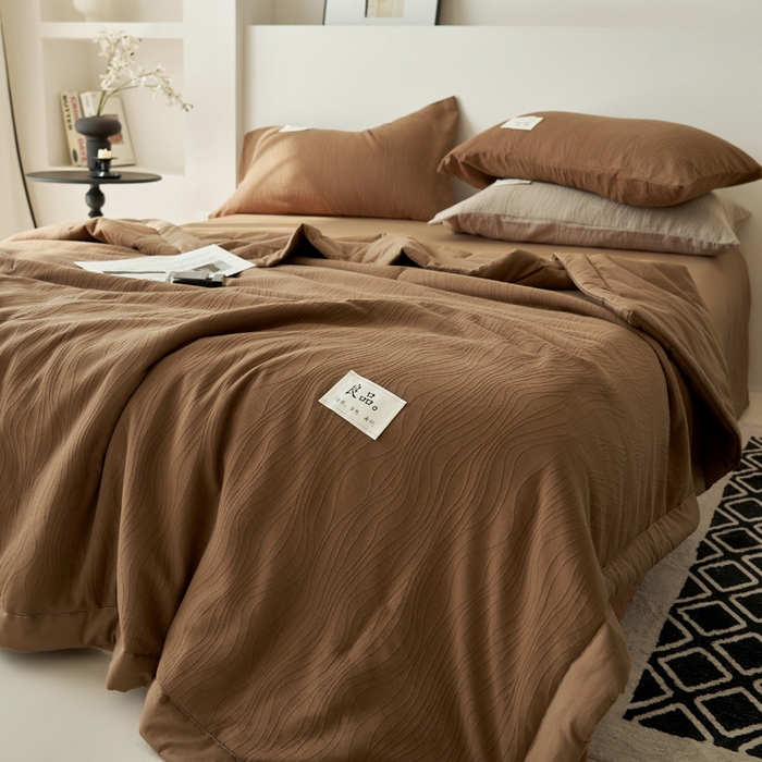 91家纺网 家纺一手货源 找家纺 寐绸家纺 2025新款纯棉水洗棉三层提花大豆纤维夏被四件套 曲线条-中咖