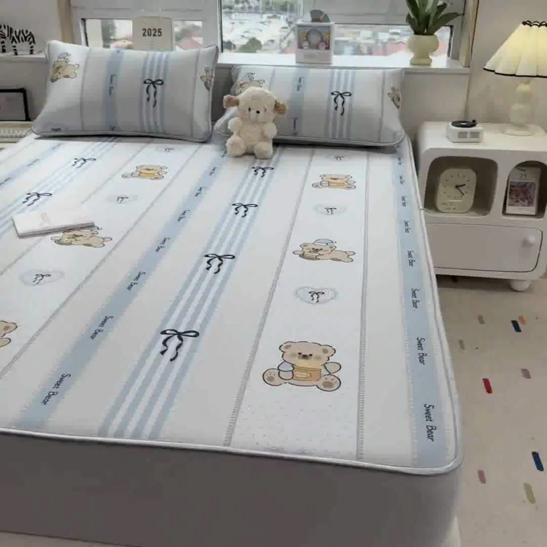 91家纺网 家纺一手货源 找家纺 丝羽坊 2025新款小版印花冰丝凉席冰丝席碳光冰丝凉席-床笠款 饼干熊