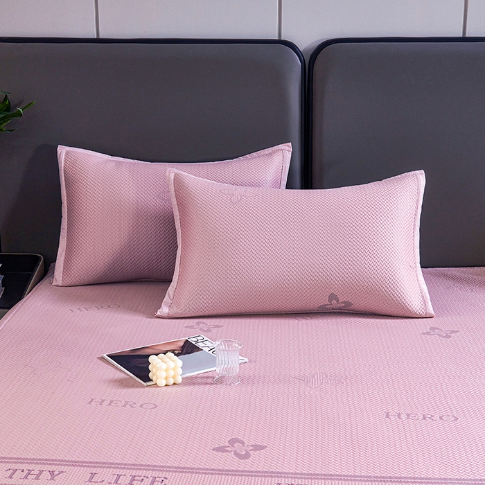 91家纺网 家纺一手货源 找家纺 梵克保罗 2025新款7A抗菌母婴级纯乙纶PE刺绣凉感丝豆豆席 四叶花-粉