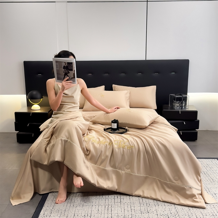 91家纺网 家纺一手货源 找家纺 卡罗兰 2025新款水洗天丝夏凉被空调被水洗真丝夏被四件套-森旅迷鹿 森旅迷鹿-香槟金