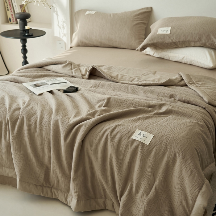 91家纺网 家纺一手货源 找家纺 寐绸家纺 2025新款纯棉水洗棉三层提花大豆纤维夏被四件套 曲线条-浅驼