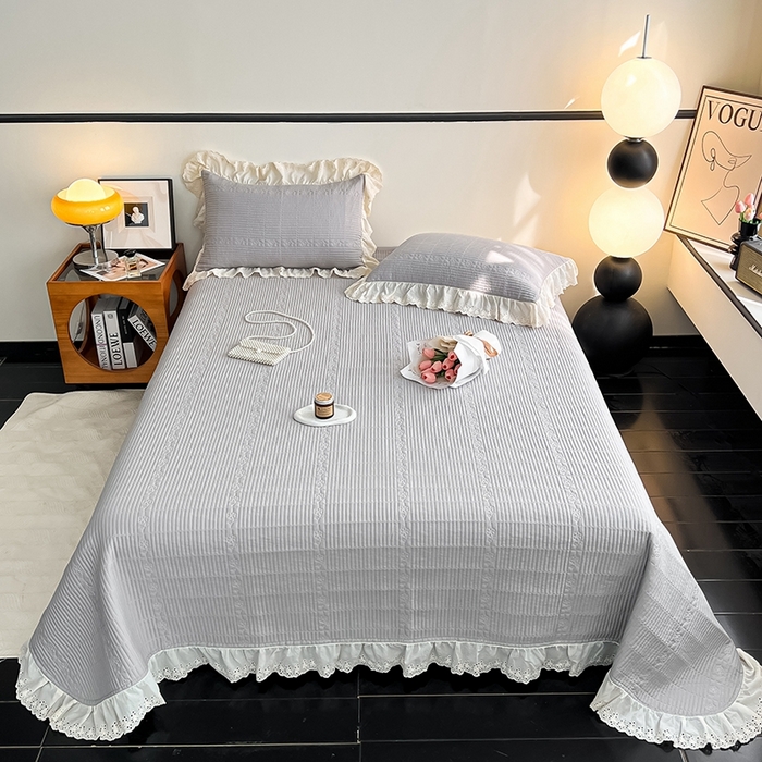 91家纺网 家纺一手货源 找家纺 沐纯家居 2025新款棉小乐花边床盖三件套 淡雅灰