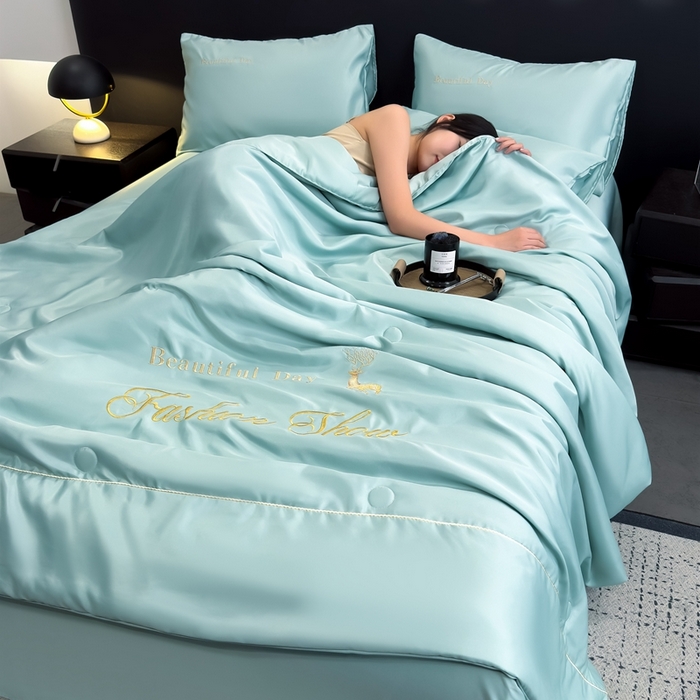 91家纺网 家纺一手货源 找家纺 卡罗兰 2025新款水洗天丝夏凉被空调被水洗真丝夏被四件套-森旅迷鹿 森旅迷鹿-青石绿