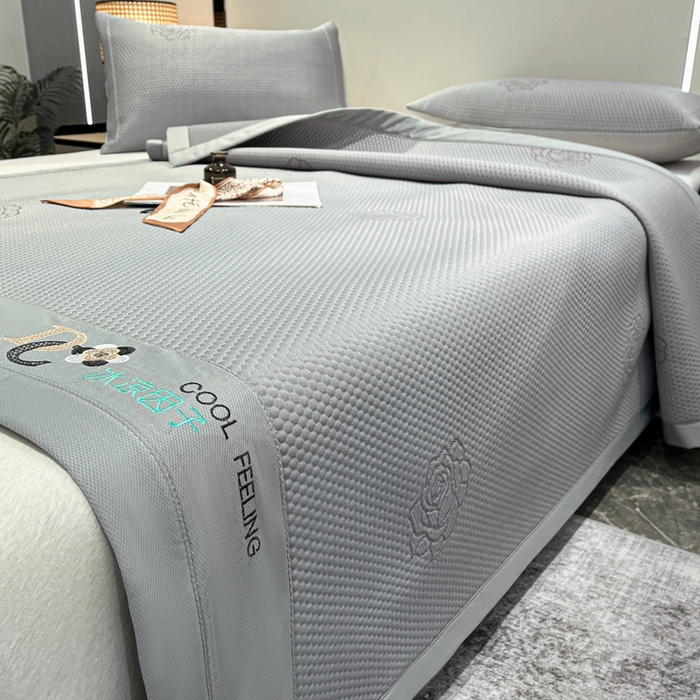 91家纺网 家纺一手货源 找家纺 阿亮家居 2025新款刺绣款凉豆豆凉席 凉豆豆-玫瑰灰色