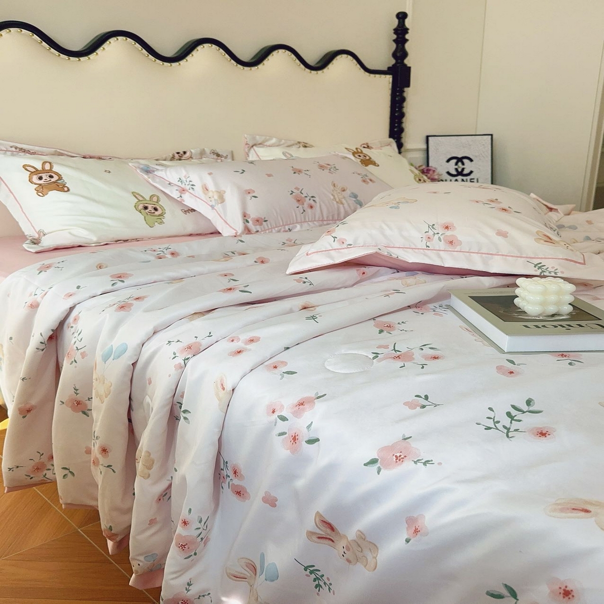 91家纺网 家纺一手货源 找家纺 兜米家居 2025新款水洗天丝夏被四件套 桃花兔兔