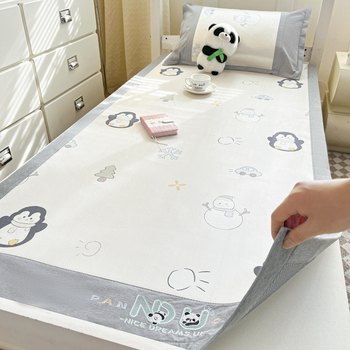 91家纺网 家纺一手货源 找家纺 2025新款印花冰藤凉席-学生款 小企鹅