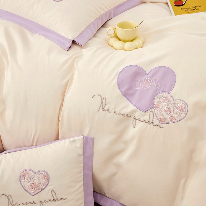 91家纺网 家纺一手货源 找家纺 （总）卡迪亚家纺 2025新款加厚柔肤棉贴布绣宽边双拼刺绣四件套-满心花园