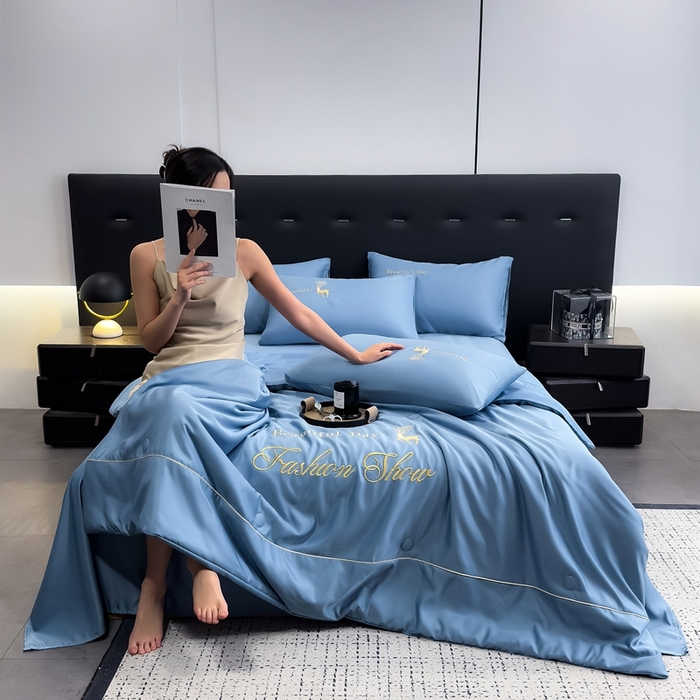 91家纺网 家纺一手货源 找家纺 卡罗兰 2025新款水洗天丝夏凉被空调被水洗真丝夏被四件套-森旅迷鹿 森旅迷鹿-宾利蓝