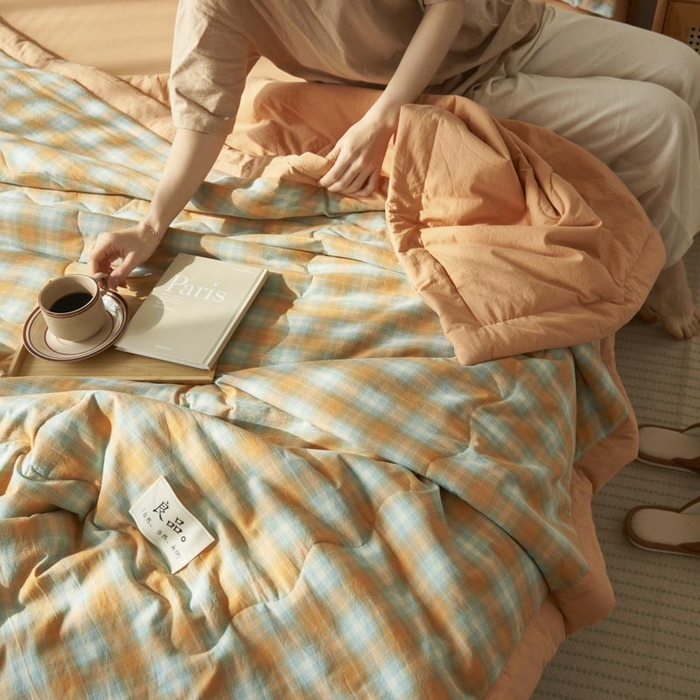 91家纺网 家纺一手货源 找家纺 寐绸家纺 2025新款纯棉水洗棉无印风新疆棉花夏被四件套 蜜橘格