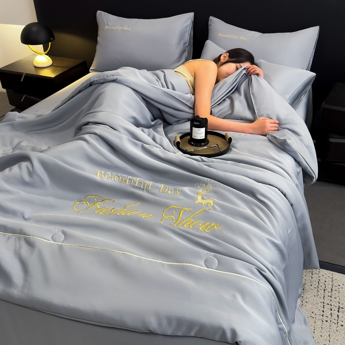 91家纺网 家纺一手货源 找家纺 卡罗兰 2025新款水洗天丝夏凉被空调被水洗真丝夏被四件套-森旅迷鹿 森旅迷鹿-绅士灰