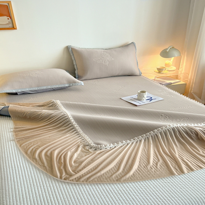 91家纺网 家纺一手货源 找家纺 安哆啦家纺 2025新款凉感冰豆豆花边凉席三件套系列 豆豆床裙-香槟金