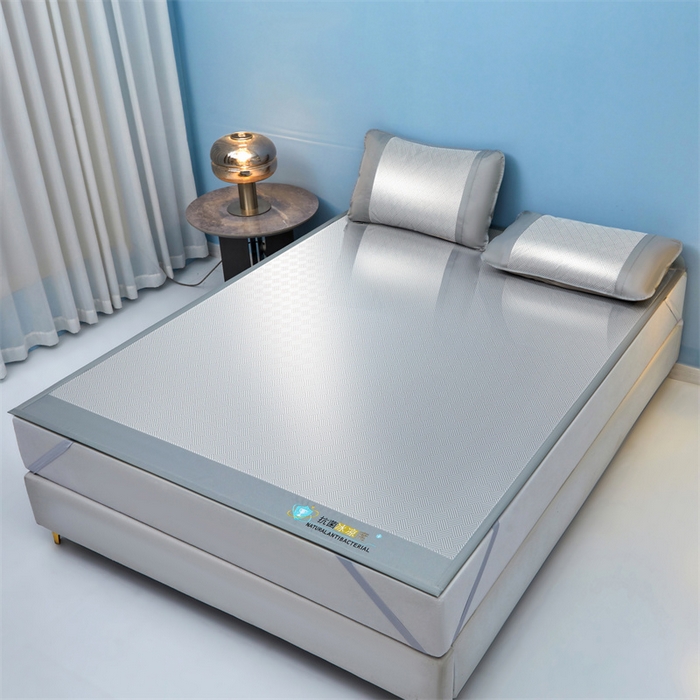 91家纺网 家纺一手货源 找家纺 2025新款凉席抗菌三明治可水洗碳光冰丝席宽边刺绣冰丝席 思绪 绅士灰-床席款