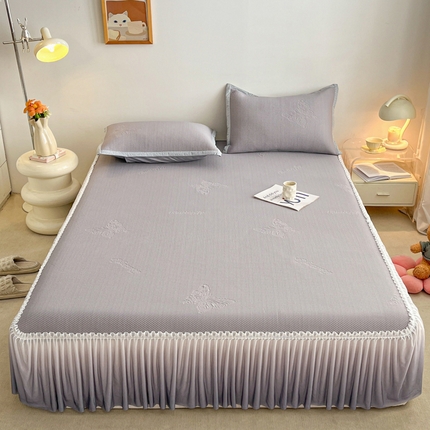 91家纺网 家纺一手货源 找家纺 安哆啦家纺 2025新款凉感冰豆豆花边凉席三件套系列 豆豆床裙-绅士灰