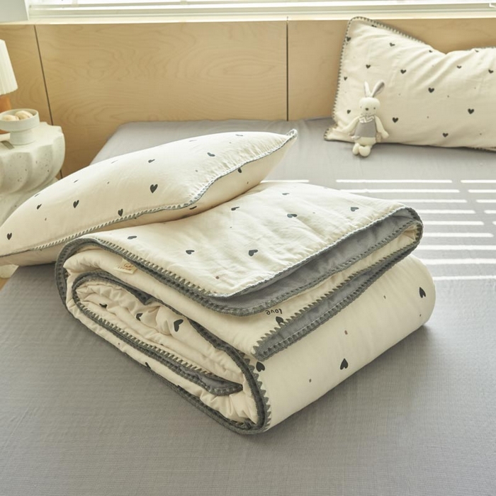 91家纺网 家纺一手货源 找家纺 寐绸家纺 2025新款纯棉双层纱印花大豆纤维夏被四件套 双层纱-爱心