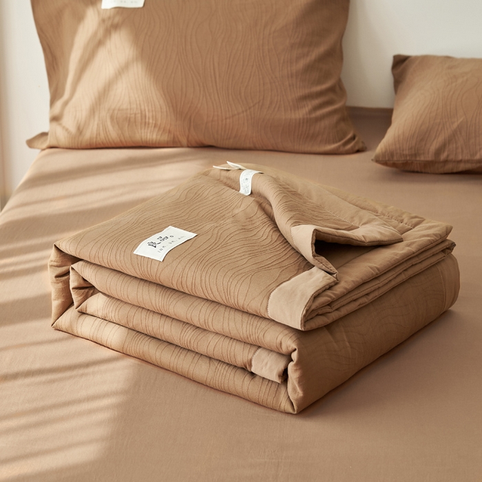 91家纺网 家纺一手货源 找家纺 寐绸家纺 2025新款纯棉水洗棉三层提花大豆纤维夏被四件套 曲线条-中咖